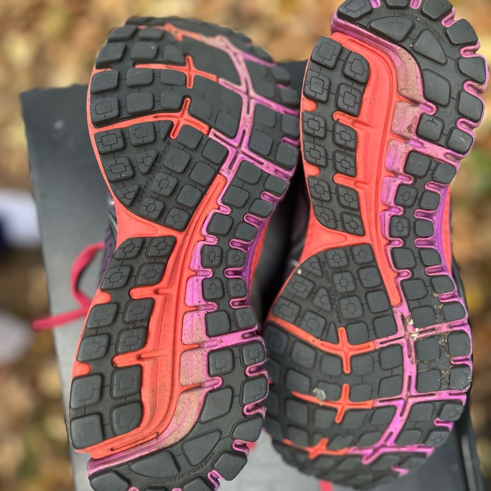 Brooks Women's Athletic Shoes - Black and Pink. 8.5 - Picture 6 of 8